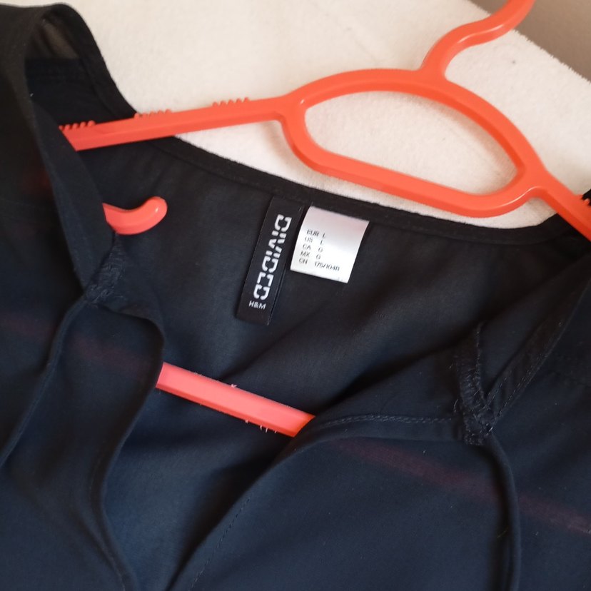 Siyah V Yakalı fırfırlı bluz - Görsel 2