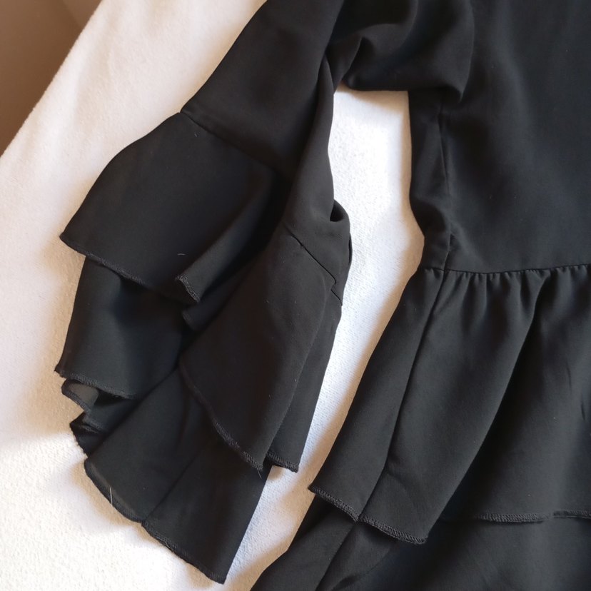 Siyah V Yakalı fırfırlı bluz - Görsel 3