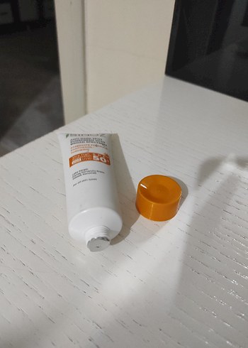La Roche Posay Sinoz Geniş Spektrumlu SPF 50 Güneş Kremi