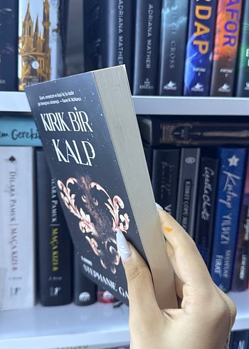 Beden Kırık Bir Kalp - Stephanie Garber