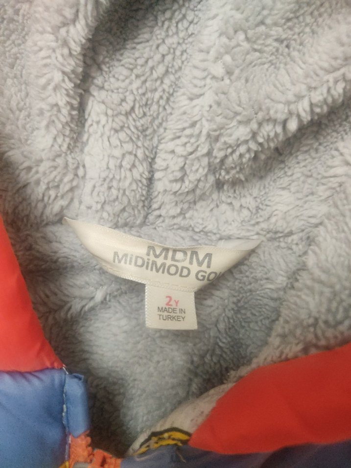 Kapüşonlu, baskılı, kürklü gri çocuk mont - Görsel 2