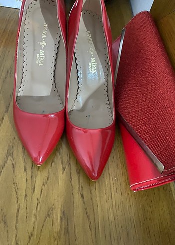 Klasik Parlak Kırmızı Stiletto