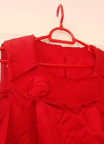 Kırmızı saten elbise  - Görsel 2