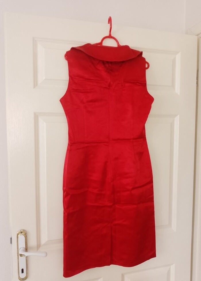 Kırmızı saten elbise  - Görsel 3