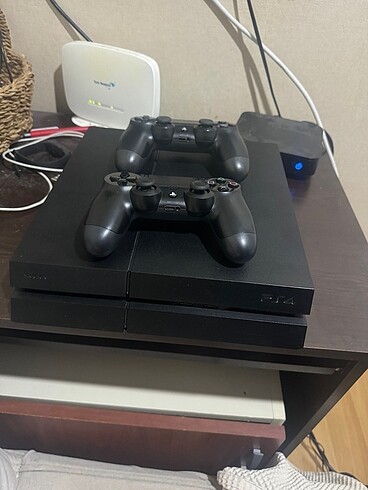 Yeni aldığım ps 4'ümü 2 orjinal kol ile birlikte satıyorum