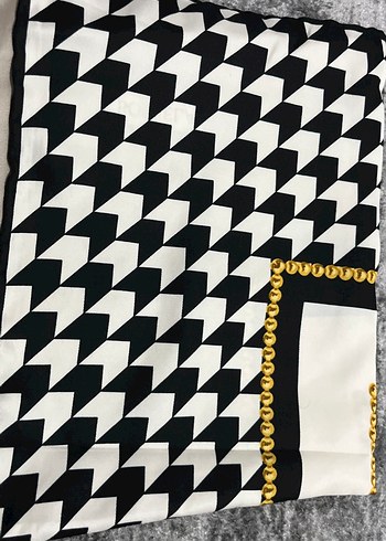 Zincir Detaylı Siyah Beyaz Kadın eşarp - Görsel 2