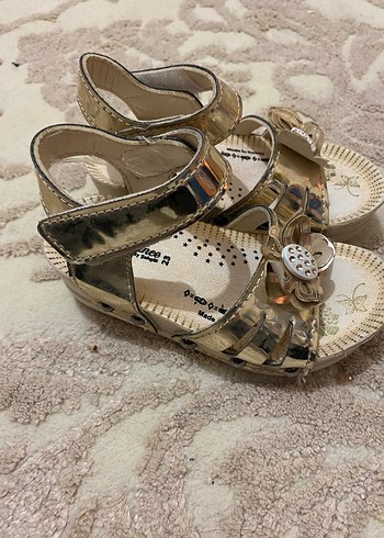 Kızlar için Parlak Altın Tokalı Sandalet - Görsel 2