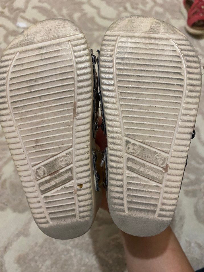 Kızlar için Parlak Altın Tokalı Sandalet - Görsel 3