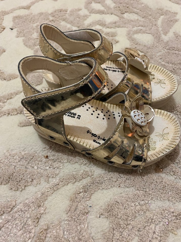 Kızlar için Parlak Altın Tokalı Sandalet - Görsel 2