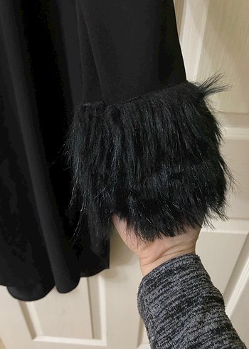 Siyah Tüy Detaylı Uzun Kadın Kaban - Görsel 3