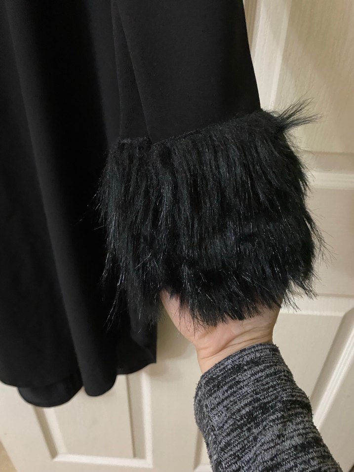 Siyah Tüy Detaylı Uzun Kadın Kaban - Görsel 3