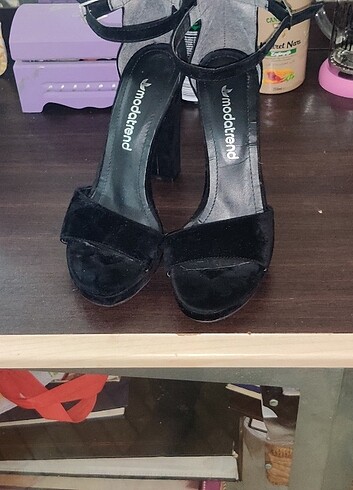 Siyah süet topuklu ayakkabı 
