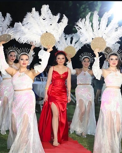 Kırmızı gece elbisesi