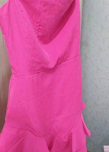 Etiketli pembe elbise