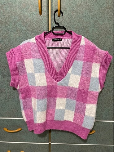 Pembe süveter