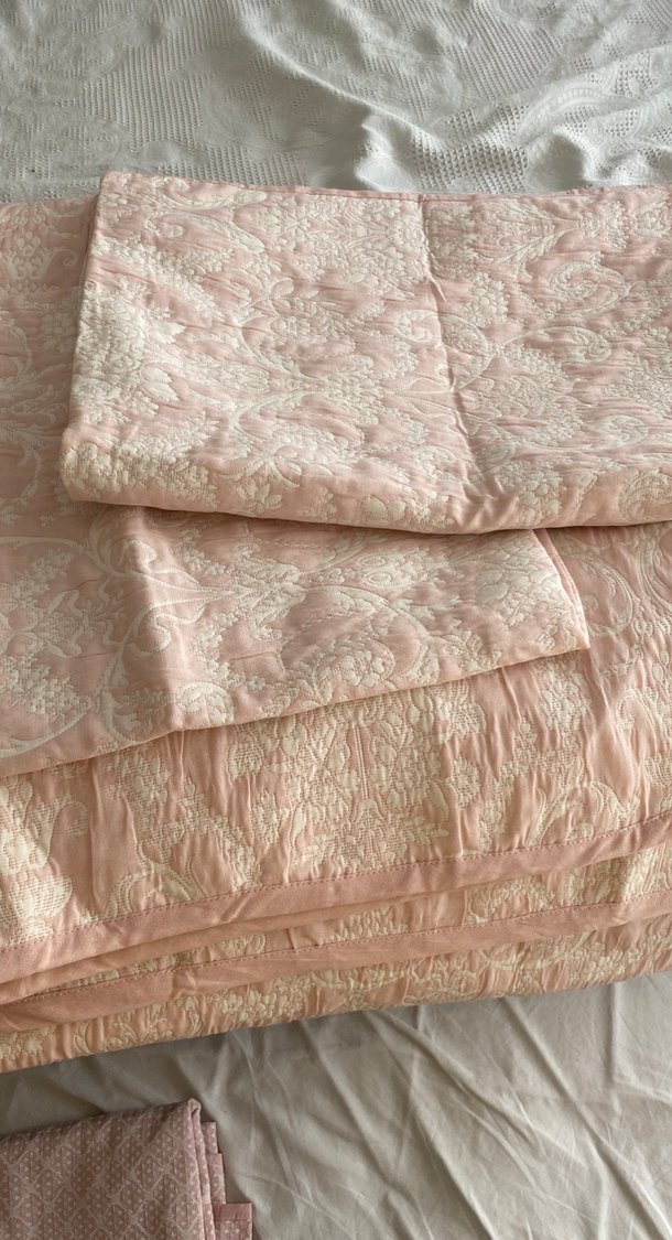 Pembe Nakışlı Yatak Örtüsü - Görsel 2