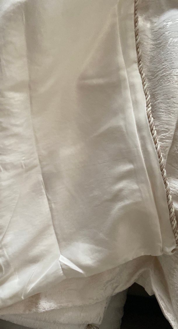 İşlemeli Beyaz Parlak Yatak Örtüsü - Görsel 4