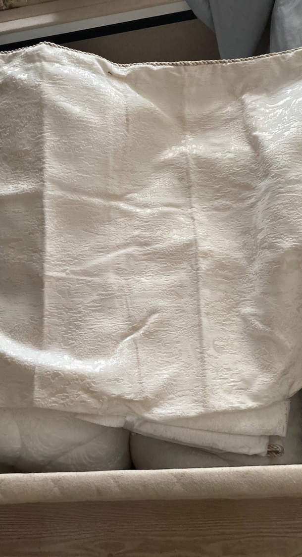 İşlemeli Beyaz Parlak Yatak Örtüsü - Görsel 3