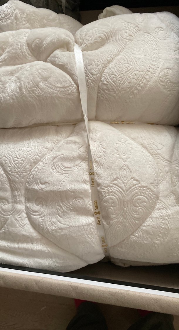 İşlemeli Beyaz Parlak Yatak Örtüsü - Görsel 2