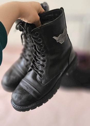 Siyah Deri Yüksek Topuklu Bağcıklı Bot