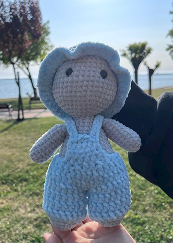 Diğer Mavi tulumlu gri örgü oyuncak bebek