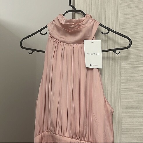 Halter yaka yırtmaç detaylı elbise