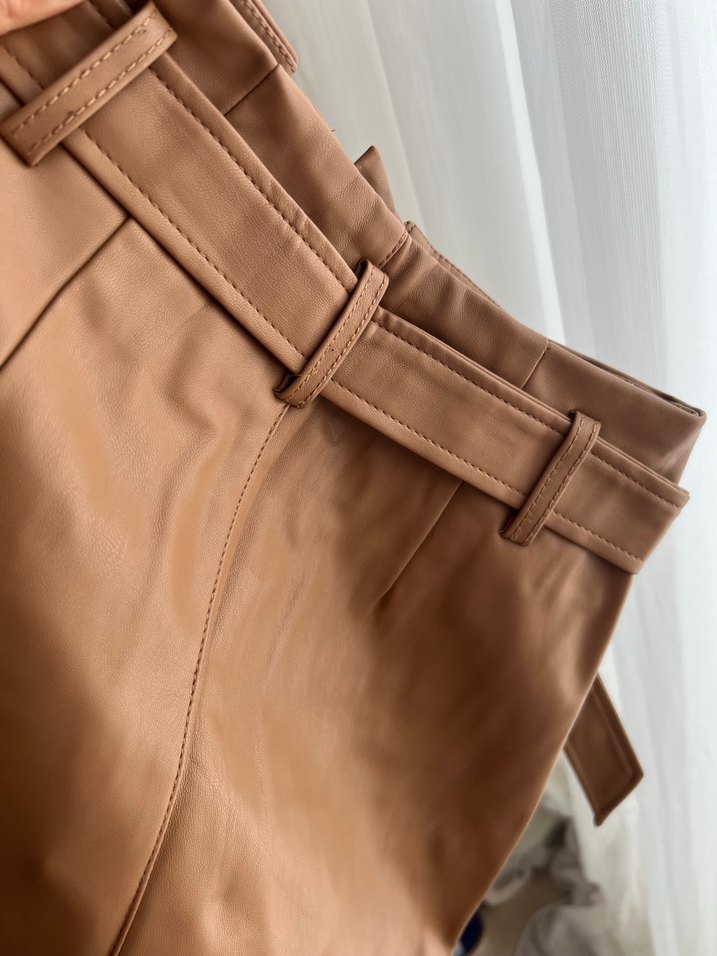 Parlak Bej Deri Mini Şort - Görsel 3