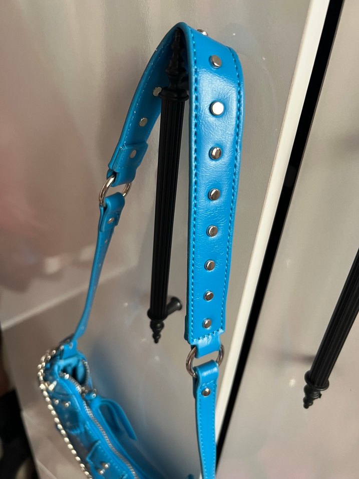 Mavi Zincir Detaylı  Desenli Deri Çanta - Görsel 3