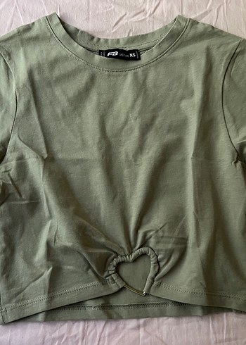 Kalp detaylı crop tshirt