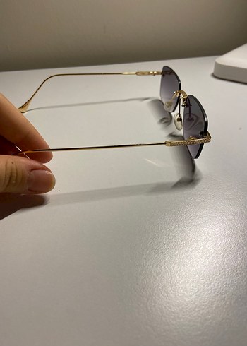 Minimalist Altın Çerçeveli Gri Kadın Güneş Gözlüğü - Görsel 2