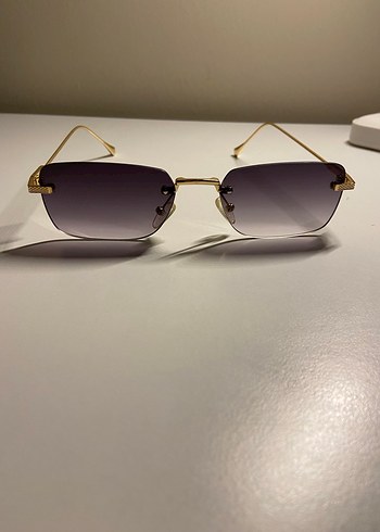 Minimalist Altın Çerçeveli Gri Kadın Güneş Gözlüğü - Görsel 4