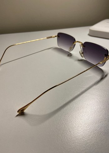 Minimalist Altın Çerçeveli Gri Kadın Güneş Gözlüğü - Görsel 3