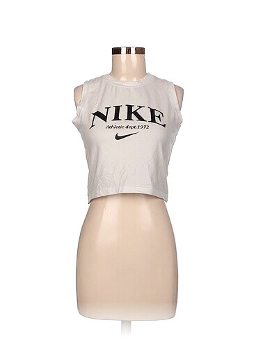 Nike T-shirt %70 İndirimli.