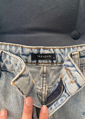 Yırtık mavi kot şort - Görsel 3