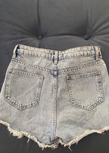 Yırtık mavi kot şort - Görsel 2
