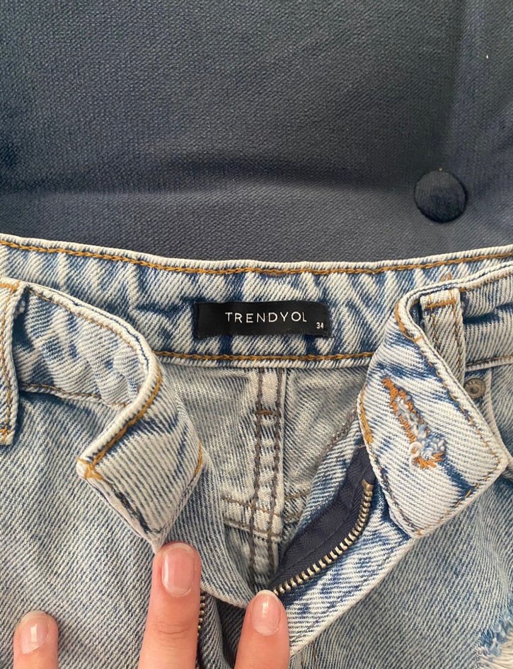 Yırtık mavi kot şort - Görsel 3