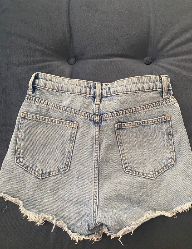 Yırtık mavi kot şort - Görsel 2