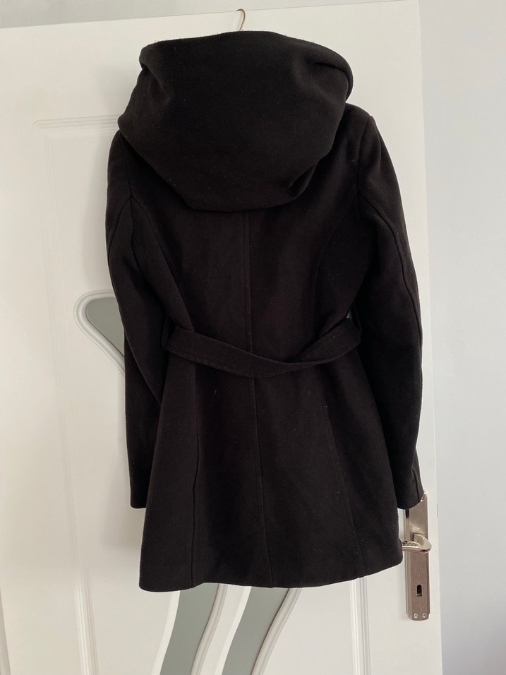 Kapüşonlu Siyah Kaban - Görsel 2