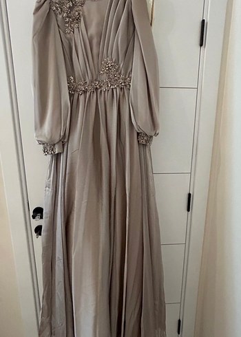 Bej nakışlı tesettür abiye - Görsel 5