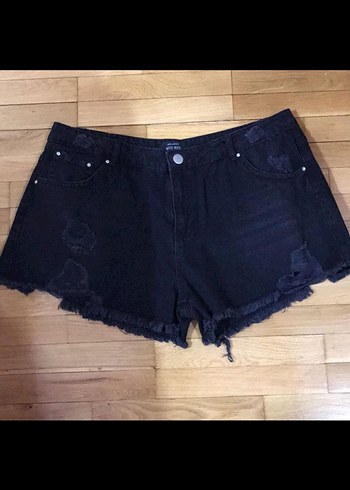Siyah Bol Kesim Mini Denim Şort