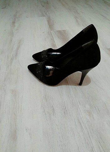 Siyah taşlı stiletto
