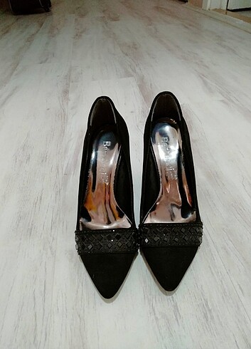 Diğer Siyah taşlı stiletto