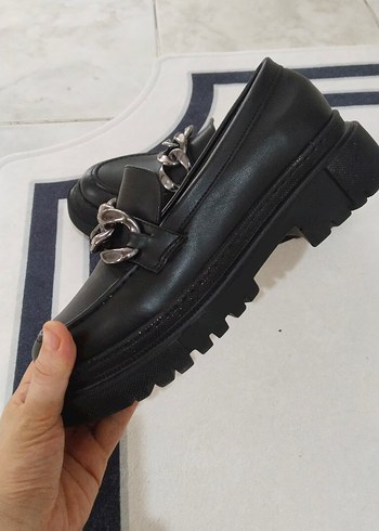 39 Beden Zincir Detaylı Siyah Deri Kadın Loafer