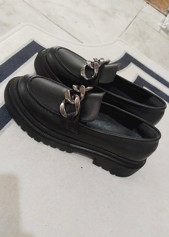 Diğer Zincir Detaylı Siyah Deri Kadın Loafer