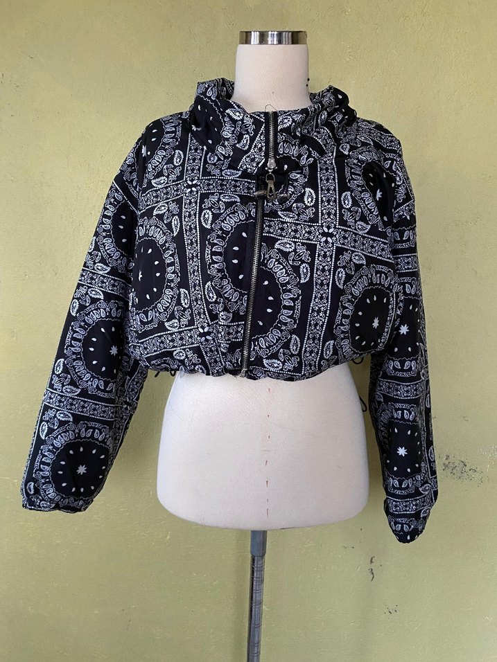 Desenli Siyah Kapüşonlu Kadın Ceket - Görsel 4