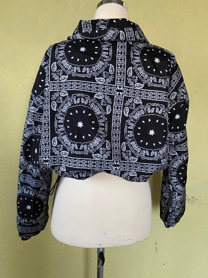 Desenli Siyah Kapüşonlu Kadın Ceket - Görsel 5