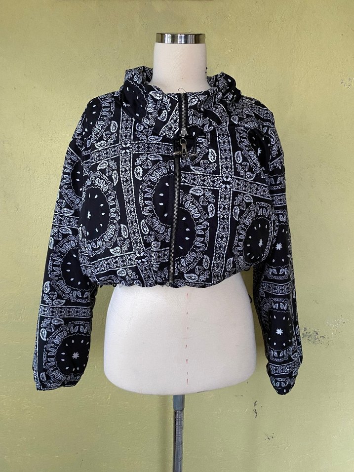 Desenli Siyah Kapüşonlu Kadın Ceket - Görsel 2