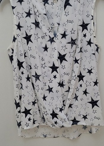 Düğmeli V Yaka Baskılı Bluz - Görsel 4