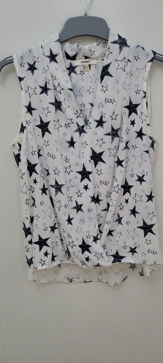 Düğmeli V Yaka Baskılı Bluz - Görsel 4