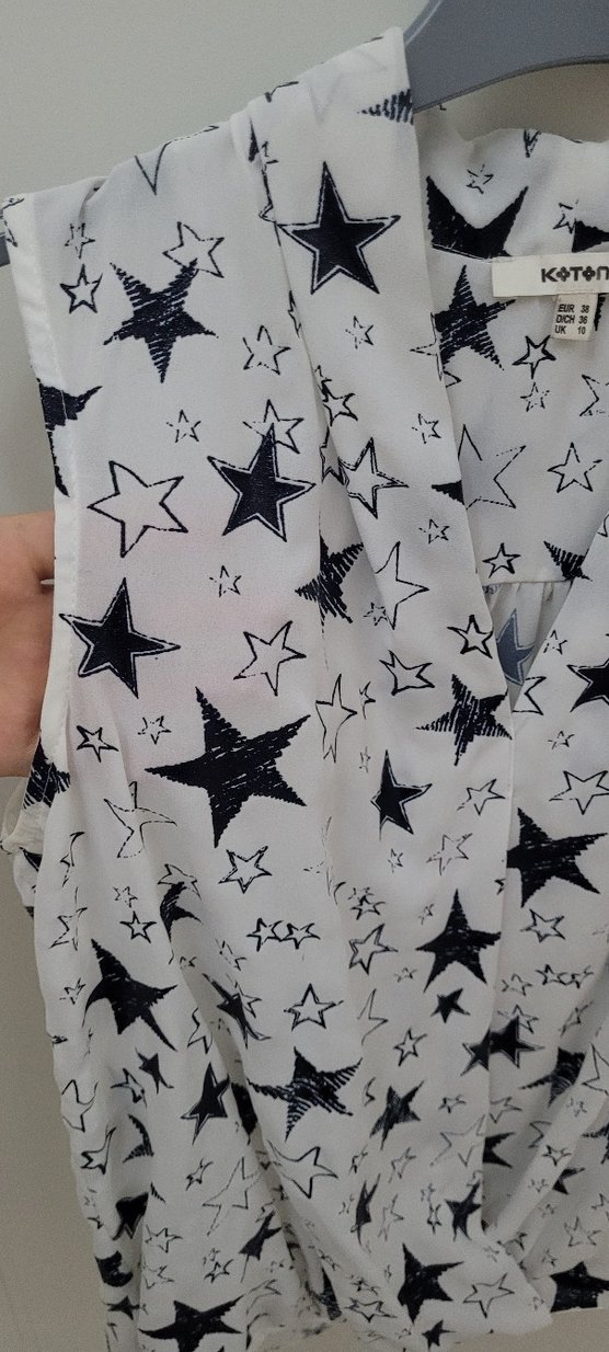 Düğmeli V Yaka Baskılı Bluz - Görsel 2